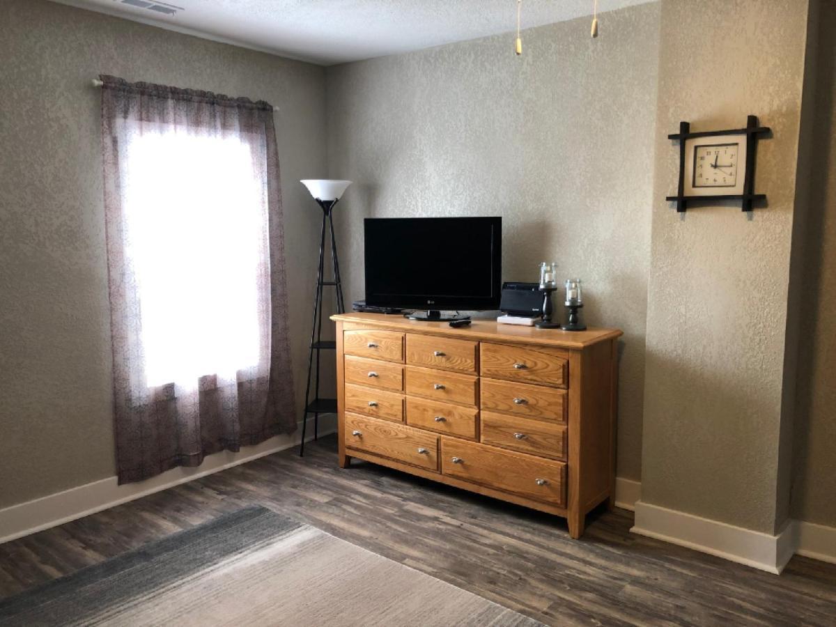 Spacious Rustic Downtown Market St 1 Bedroom Apt, Sleeps Up To 5, Steps To Honeywell & Eagles Theatre Wabash Экстерьер фото